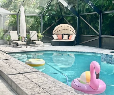 Une maison loin de chez soi avec une piscine à l'arrière