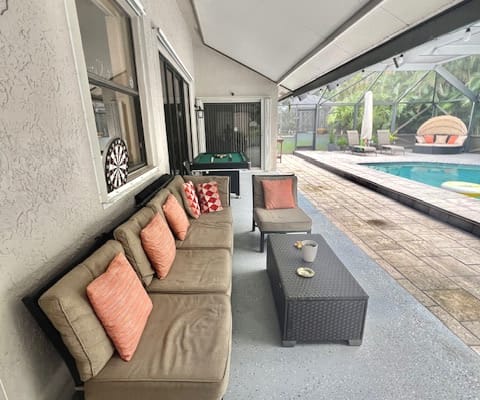 Heim fern von zu Hause mit Pool im Garten