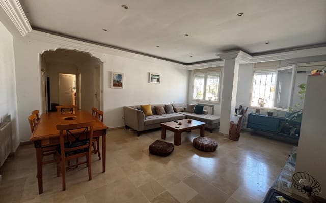 chambre lumineuse dans un appartement cosy à la Marsa