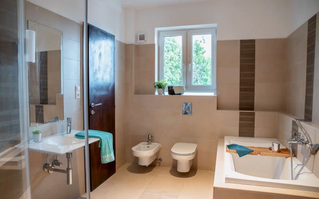Valeria's listing on misterb&b - Bathroom - if you are not an early waker, you can enjoy the rising sun shining on you in the bath