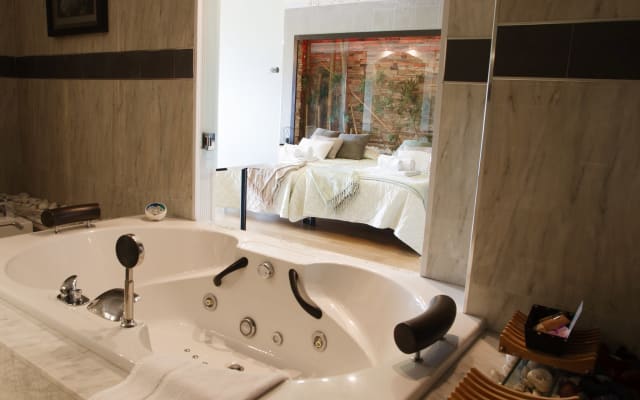 L'annuncio di María José su misterb&b - Jacuzzi de la suite de la primera planta. En combinación con la sauna privada de esta habitación es ideal para hacer una cura de relax.
