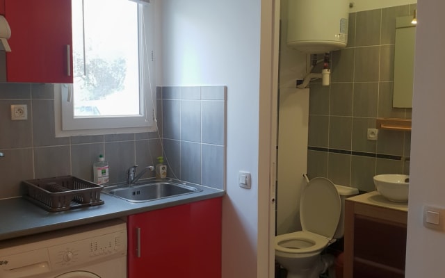 INDEPENDENT, fully-equipped private space with shower room & kitchen