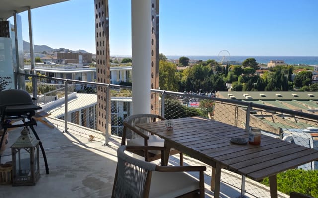 precioso piso en planta alta con terraza y vistas al mar de 180 grados.