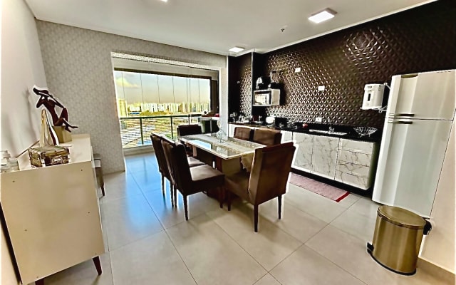 Esmael's listing on misterb&b - Um respiro fresco na cidade. A climatização da nossa ampla sala, que conecta cozinha e varanda, garante o clima perfeito para relaxar ou confraternizar. Equipado com geladeira, filtro de água e muito mais, tudo para o seu bem-estar.