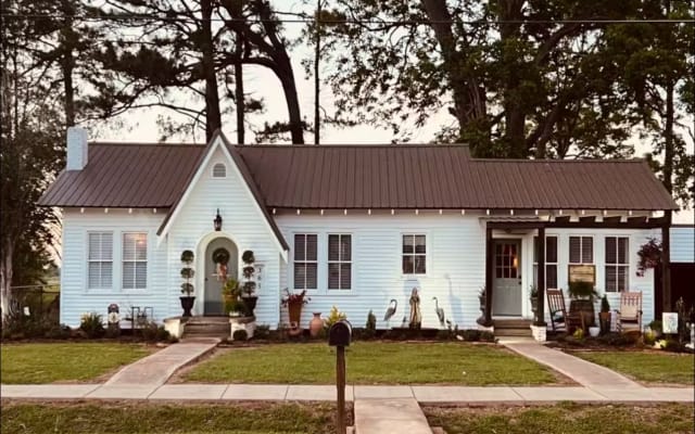 Main Street Cottage just seven miles away from Paragon Casino.