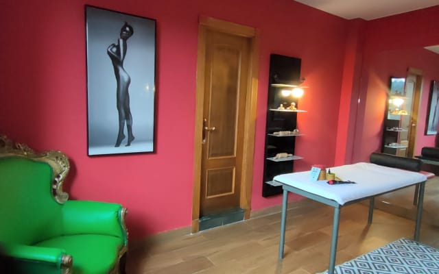 L'annuncio di María José su misterb&b - Sala de masaje perteneciente a la suite de la planta baja. Ideal para dar una masaje a tu pareja o para solicitar, si lo desean, masajista externo.