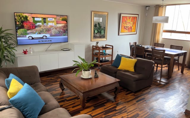 Sofá ou quarto com cama em Miraflores
