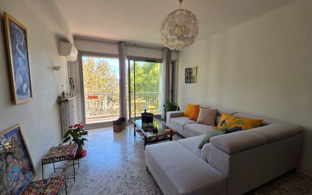 Habitación luminosa + zonas comunes - anfitrión discreto, en el corazón