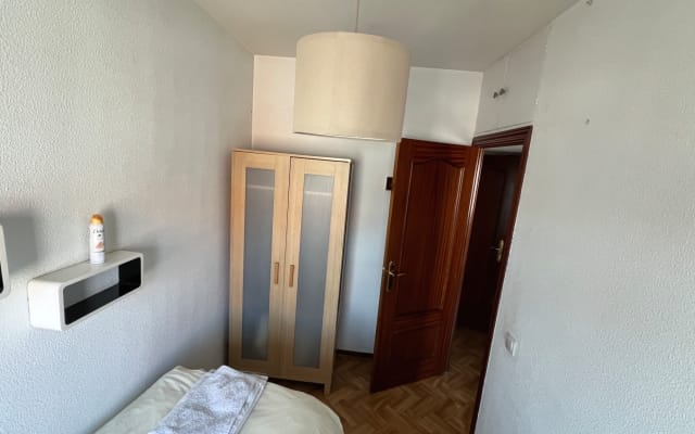 Camera con aria condizionata; bagno, cucina e sala da pranzo in comune.