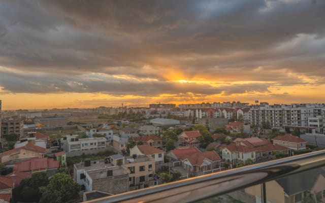 Elegante 1BR Retiro cerca de JKIA | SGR | Gateway Mall