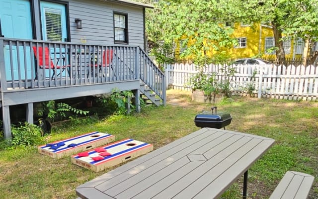 Damonds Inserat auf misterb&b - Large Backyard with grill!