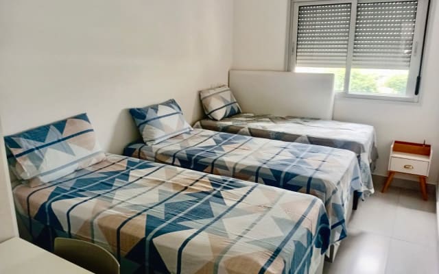 Esmael's listing on misterb&b - Conforto garantido do início ao fim. Na suíte, a versatilidade das camas (3 solteiro ou 1 king + 1 solteiro) se une ao enxoval completo e à climatização perfeita. Tudo pensado para o seu bem-estar e uma experiência inesquecível.