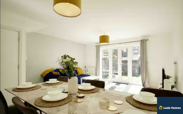 Reading Close to all amenities/Sleeps 8/w/Parking