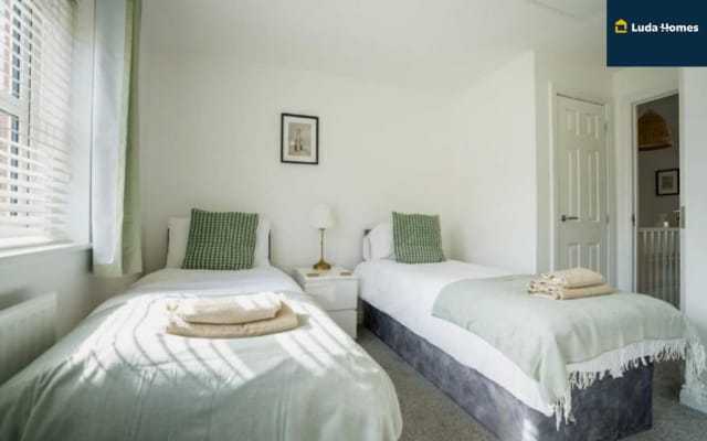 Cozy 2Bed Nr Heathrow & Windsor wParking | Sleep 6
