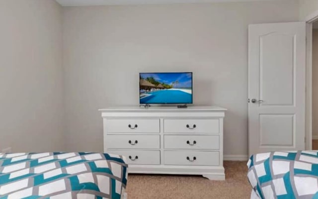 Escape to Luxury: Spacious 5-Bedroom Retreat with Private Pool and Mod