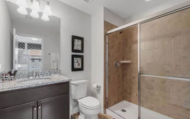 Escape to Luxury: Spacious 5-Bedroom Retreat with Private Pool and Mod