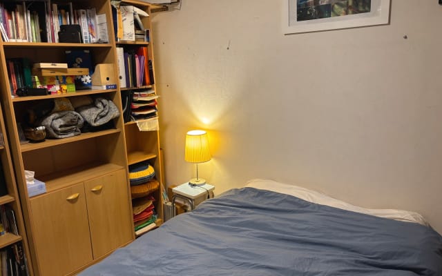 Habitación pequeña con sofá cama en Romans y desayuno incluido