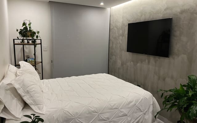 Mehrbettzimmer in minimalistischer Wohnung
