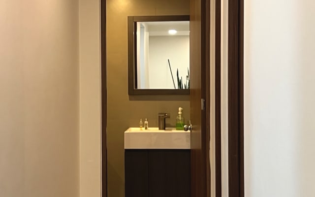 Mehrbettzimmer in minimalistischer Wohnung