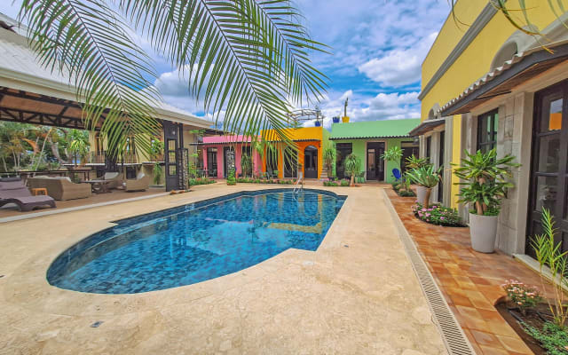 L'annuncio di Colin su misterb&b - Heated pool on the property