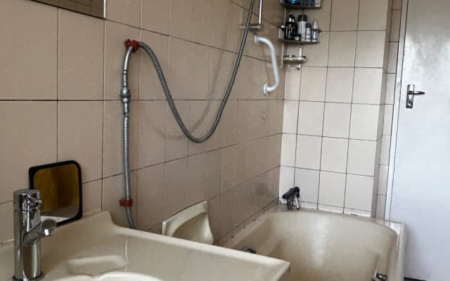 Thinus's listing on misterb&b - Shared Bathroom