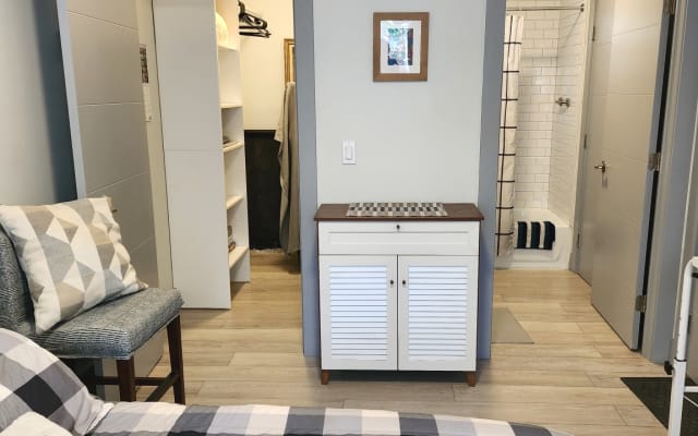 Carlos's listing on misterb&b - Private bathroom and walk in closet