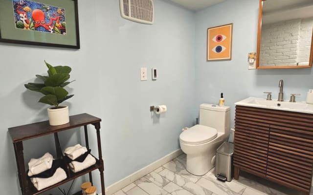 L'annuncio di Taylor su misterb&b - Full bathroom with rain shower and heated floors