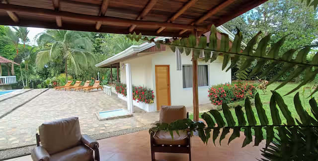 Moradia familiar com piscina, jardins tropicais e vistas em La Fortuna