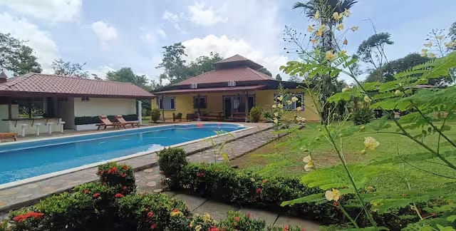 Moradia familiar com piscina, jardins tropicais e vistas em La Fortuna