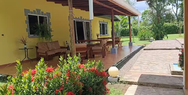 Moradia familiar com piscina, jardins tropicais e vistas em La Fortuna