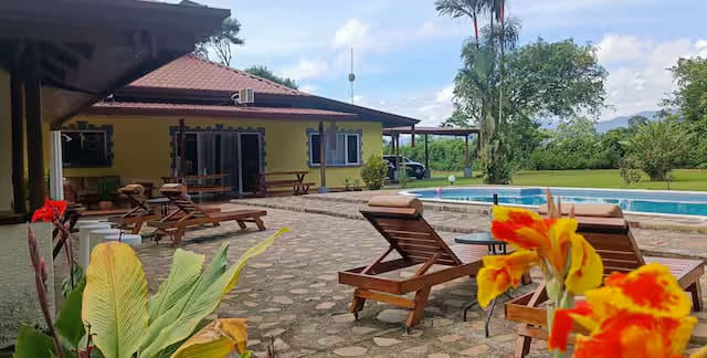 Moradia familiar com piscina, jardins tropicais e vistas em La Fortuna