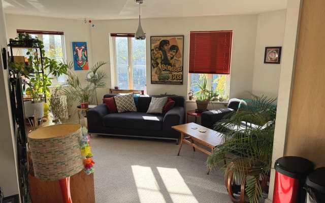 Chambre double calme dans une maison chaleureuse et pleine de plantes à