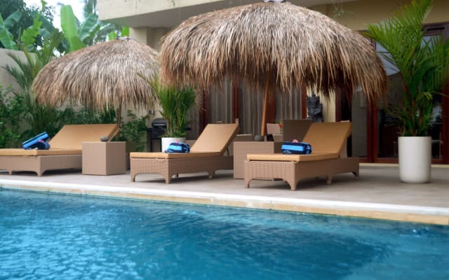 Uma luxuosa casa de hóspedes de Bali, com arco-íris, nas tranquilas...