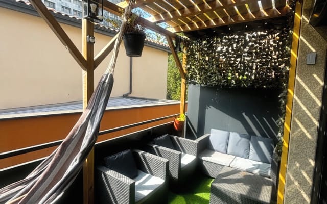 private room in modern duplex metro minimes.