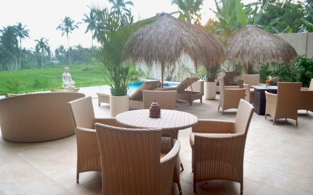 Une maison d'hôtes luxueuse à Bali, avec un arc-en-ciel, située dans les collines tranquilles d'Ubud. - Photo 19