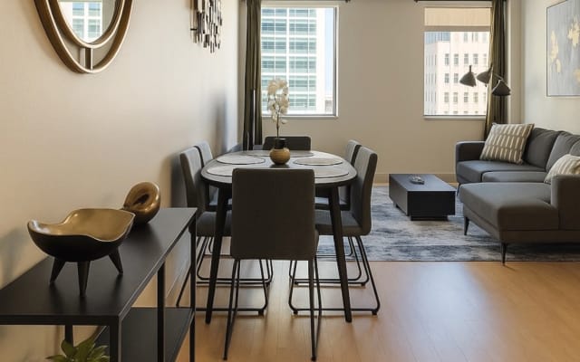 Habitación moderna con vistas al centro de la ciudad