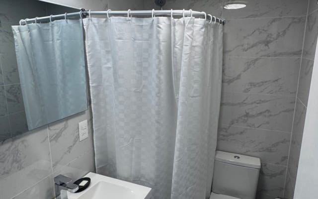 Quarto e casa de banho privativa no centro da cidade de Montevideu - Foto 3