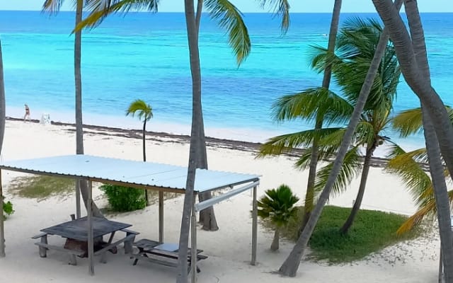 Quarto dentro da praia! Apartamento só para adultos.