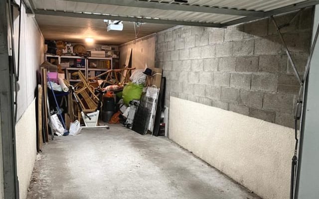 Jacques's listing on misterb&b - Garage fermé en sous sol dispo sur demande .