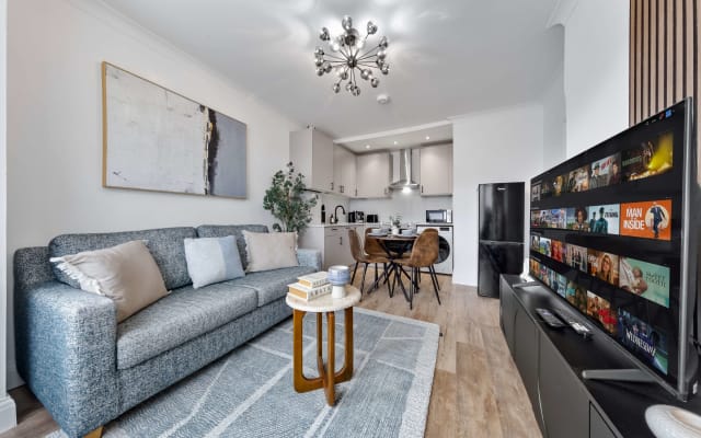 3 Beds Sleeps 4 Modern Family Flat Stylish | Wifi