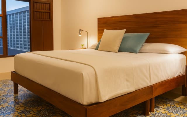 DezMont Guest House King Room w Private Ensuite Bathroom