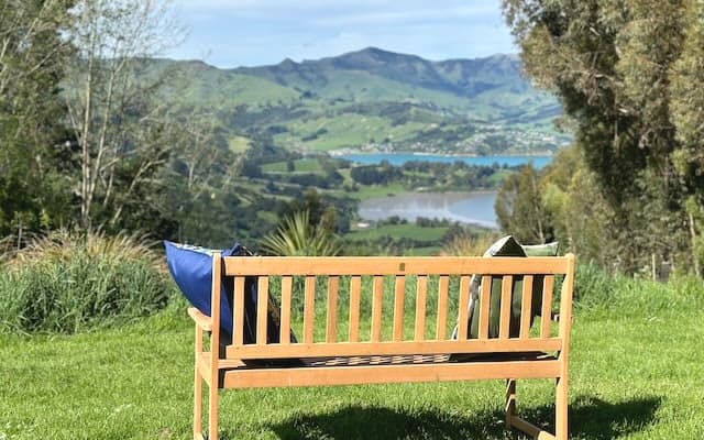L'annuncio di Brett su misterb&b - Relax with stunning views over Akaroa Harbour from your garden bench
