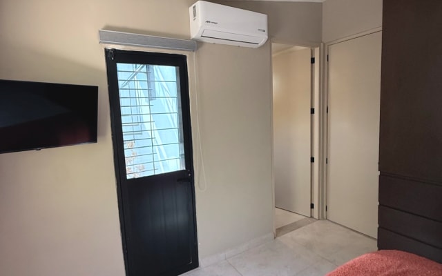 Ropa opcional con baño privado y balcón
