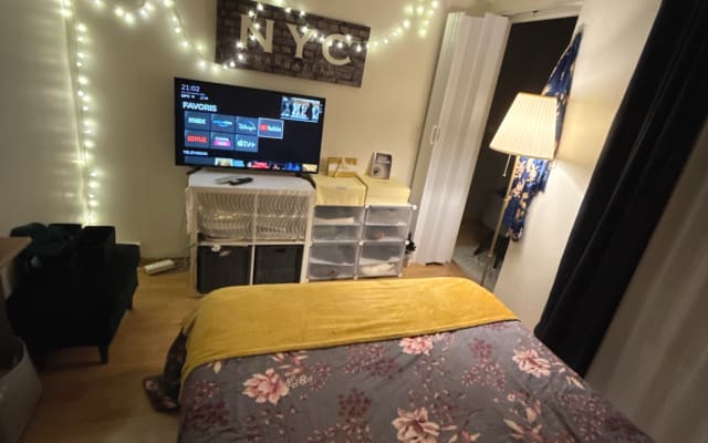 Habitación privada (cama de matrimonio) + smart TV