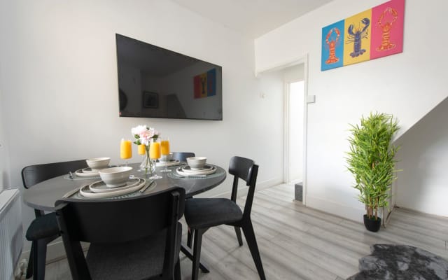 ¡Relájese y descanse Elegante casa 4BR, WiFi, jardín, aparcamiento...