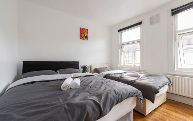 Relax&Unwind Stylish 4BR Home, WiFi, Garden,  Free Parking Sleeps 8!