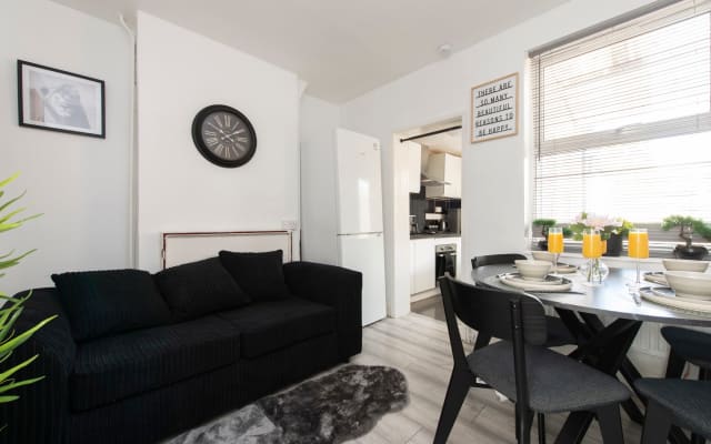 Relax&Unwind Stylish 4BR Home, WiFi, Garden,  Free Parking Sleeps 8!