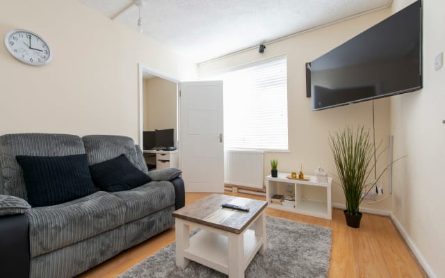 Relax By The O2, 3BR, WiFi, Workspace&Netflix, Sleeps 10, FreeParking