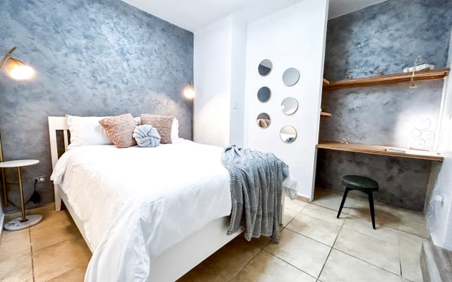 Chic-minimalistisches Studio mit Innenhof