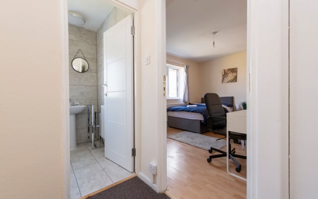 Relax By The O2, 3BR, WiFi, Workspace&Netflix, Sleeps 10, FreeParking